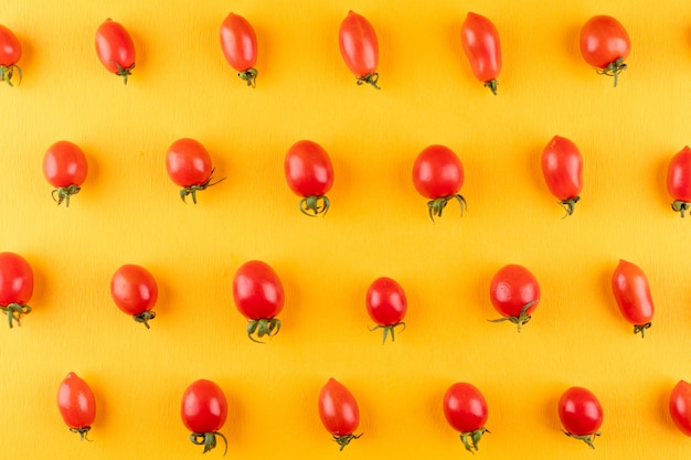 cherrytomaten gerangschikt rij voor rij op geel