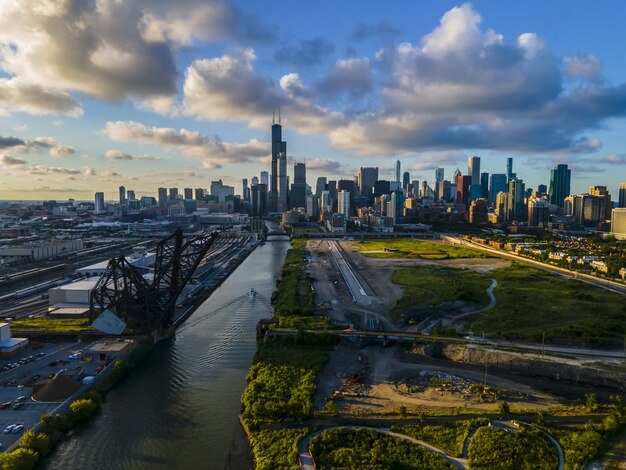 Chicago prachtige metropool skyline tijdens zonsondergang langs de rivier