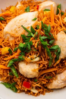 Chicken fried rice is een populair indiaas chinees of indo-chinees straatvoedsel dat wordt geserveerd in een bord met eetstokjes