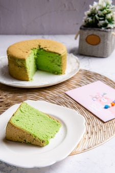 Chiffon cake is een zeer lichte cake met karakteristiek gat in het midden van een niet-ingevette buispan