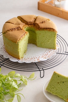 Chiffon cake is een zeer lichte cake met karakteristiek gat in het midden van een niet-ingevette buispan