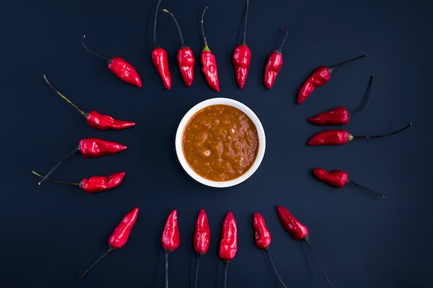 Gratis foto chili pepers en chutney