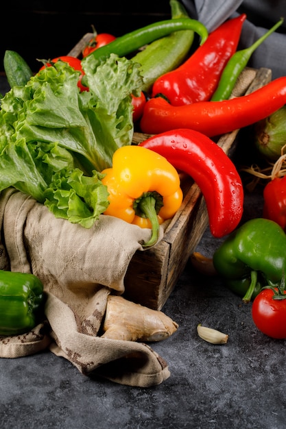 Chilipepertjes mix met slablad in een houten mandje.