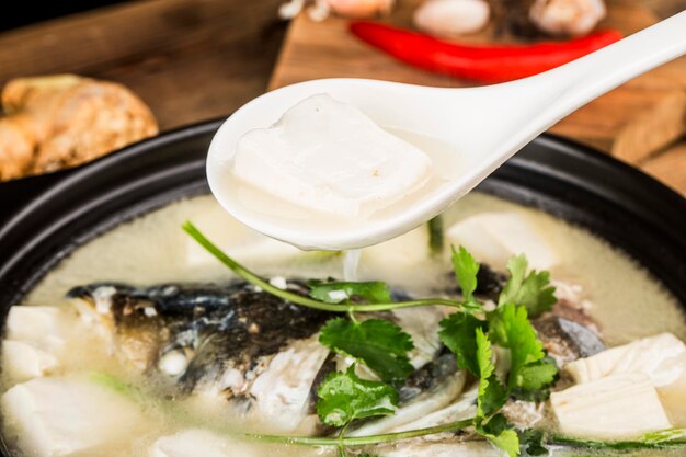 Gratis foto chinees eten heerlijke viskopsoep zilveren karperkopsoep