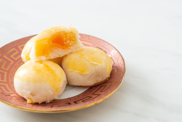 Chinees gebak maancake met gezouten ei-pinda of loempia-gebak met noten en gezouten eieren - aziatische stijl