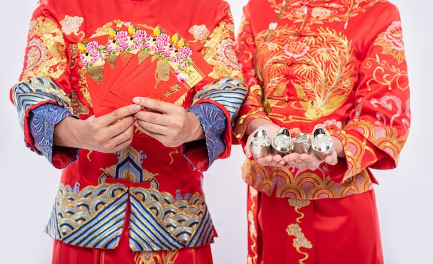 Chinees nieuwjaar, cadeaugeld en contant geld zullen worden gegeven - geef aan mannen en vrouwen die traditionele Cheongsam dragen