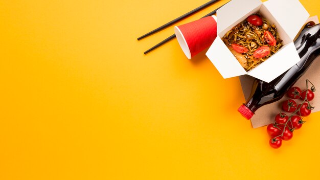 Chinees noedels snel voedsel met soda