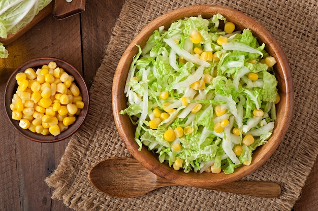 Gratis foto chinese koolsalade met suikermaïs in een houten kom