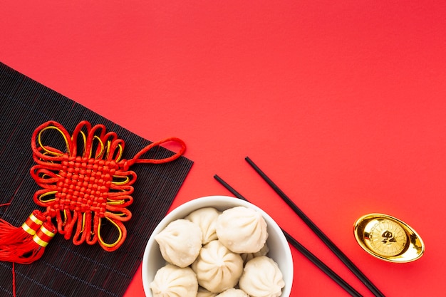 Gratis foto chinese nieuwe jaarbollen met eetstokjes
