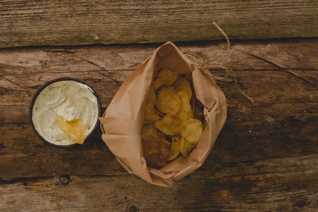 Gratis foto chips op de tafel