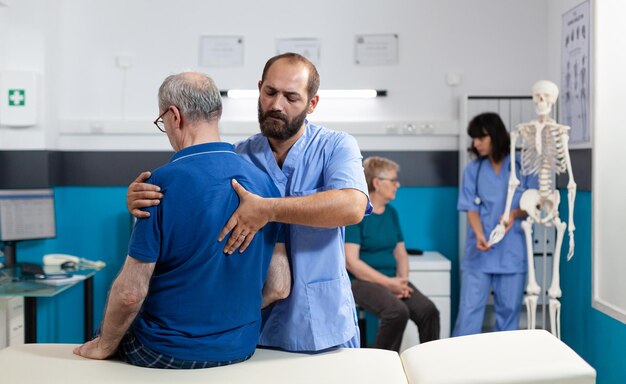 Chiropractor behandelt gepensioneerde patiënt met rugpijn