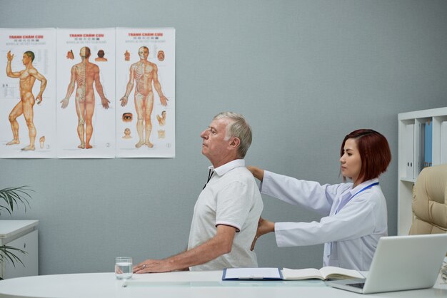 Chiropractor wervelkolom controleren