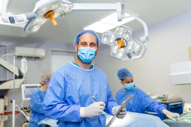 Chirurg schrijft op klembord in operatiekamer anesthesist schrijft de updates
