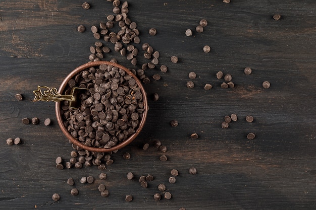 Choco druppels met schep in een kom