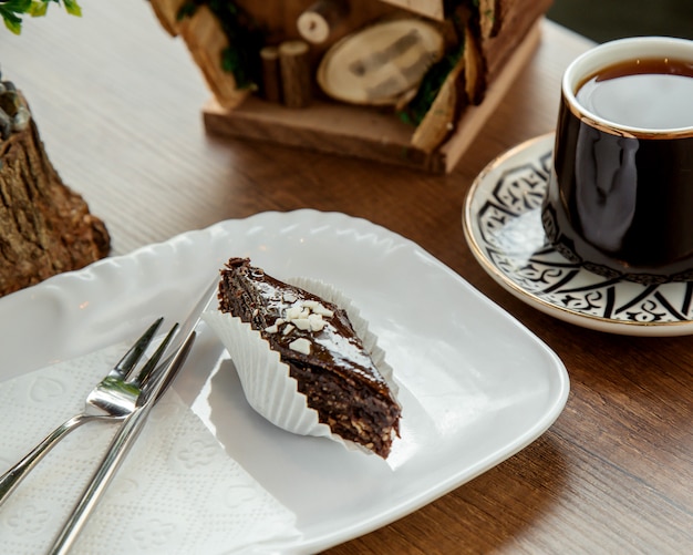 Chocolade baklava met noten en een kopje thee