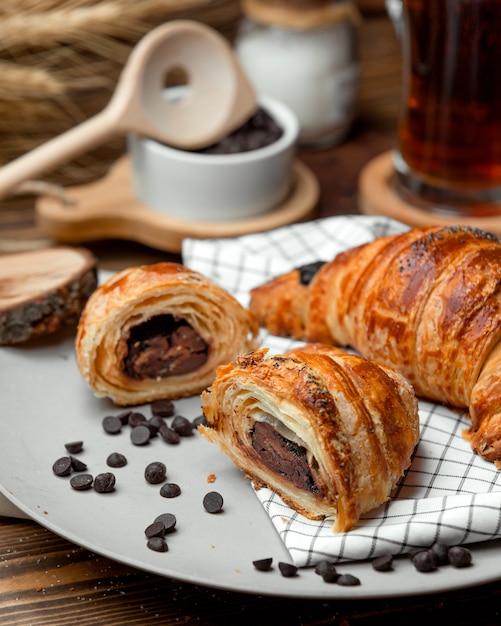 Chocolade bladerdeeg croissant bestrooid met chocoladeschilfers