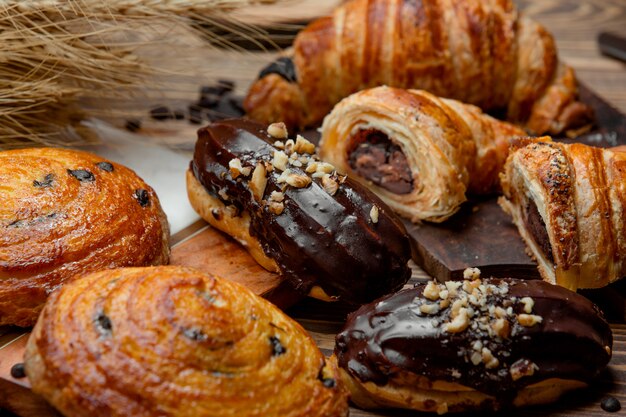 Chocolade bladerdeegcroissant, chocolade-eclair en zoete rozijnenbroodjes