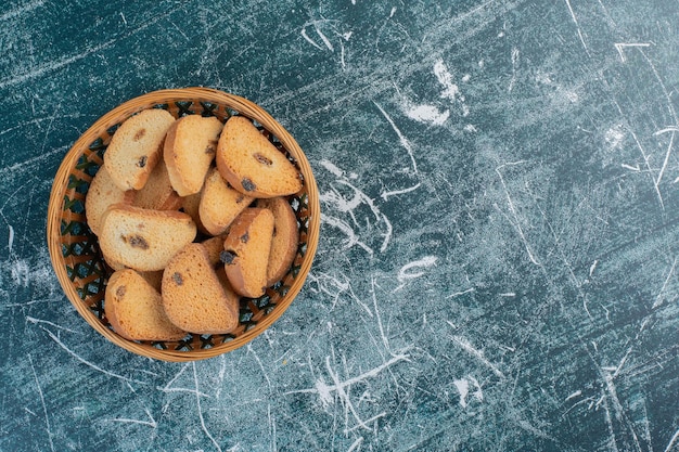 Chocolade boter crackers op blauwe ondergrond.