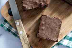 Gratis foto chocolade brownie porties op marmeren achtergrond