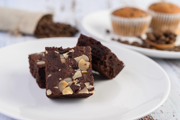 Chocolade brownies op een witte plaat.