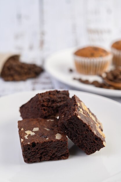 Chocolade brownies op een witte plaat.