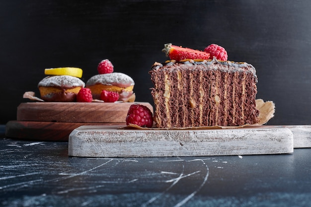 Chocolade crêpe cake op een houten bord.