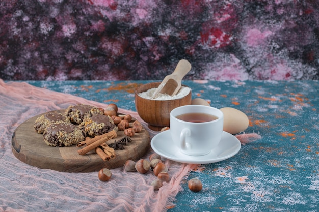 Chocolade crocante koekjes met kaneelsmaak en een kopje thee.