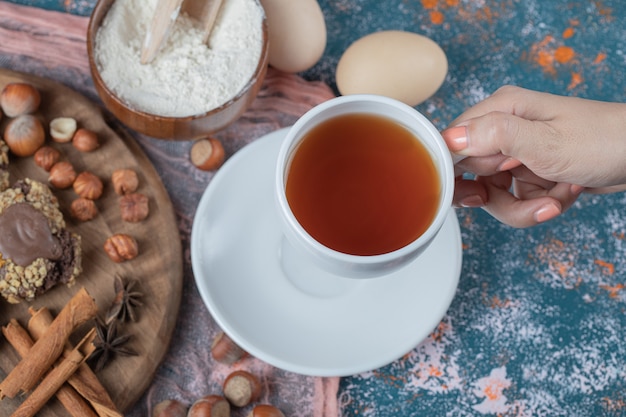 Gratis foto chocolade crocante koekjes met kaneelsmaak en een kopje thee.