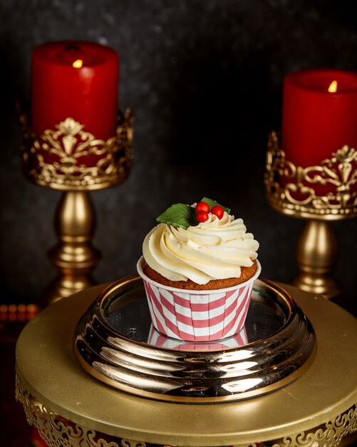 Chocolade cupcake met vanille crème en kerstversiering