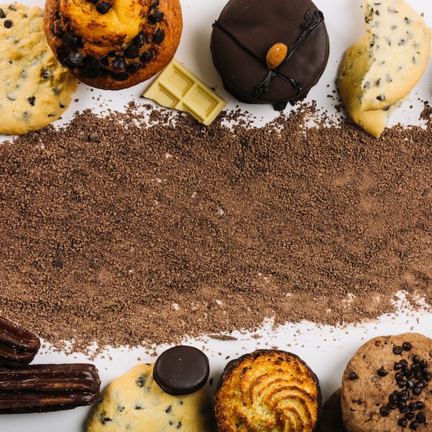 Gratis foto chocolade daalt tussen cookies