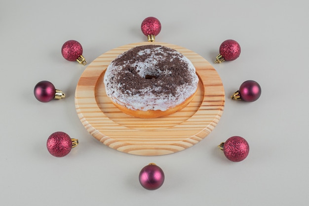 Chocolade donut met kerstballen.