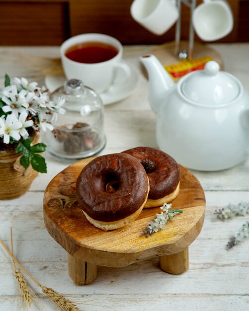 Chocolade donuts met zwarte thee