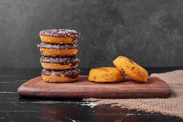 Chocolade donuts op een houten schotel