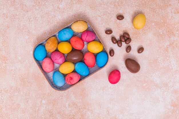 Chocolade en kleurrijke paaseieren in vak