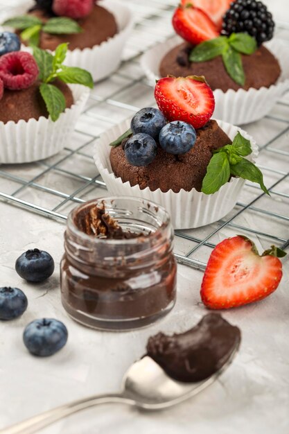 Chocolade en muffins met een hoog uitzicht