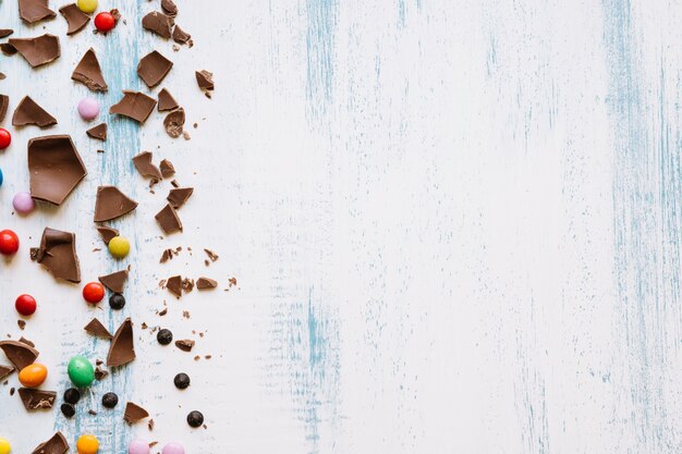 Chocolade en snoepjes op wit
