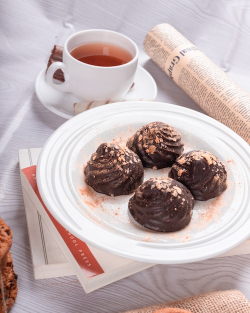 Chocolade en thee op de tafel