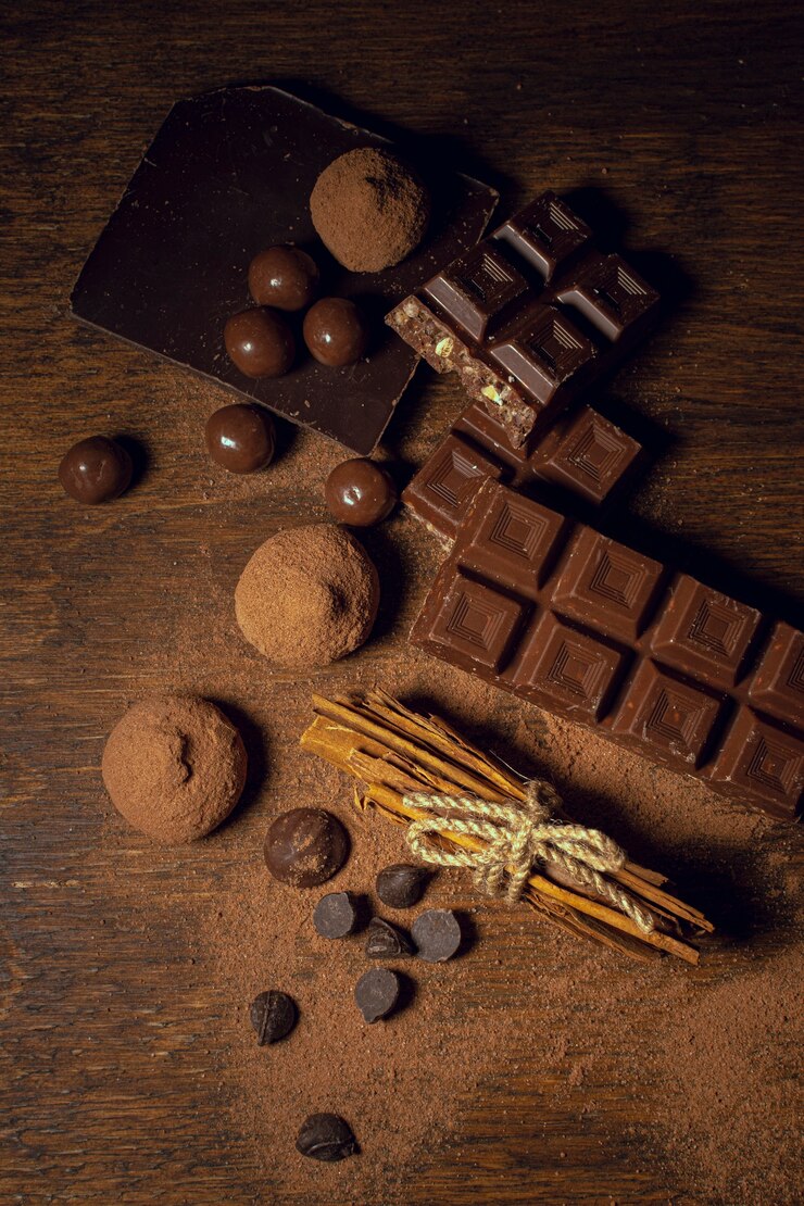 Gratis Foto chocolade en truffels op houten achtergrond