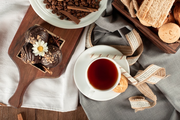 Chocolade koekjes lade en een kopje thee. Bovenaanzicht