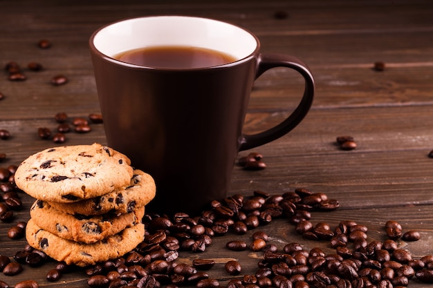 Gratis foto chocolade koekjes staan ​​voor een kopje koffie