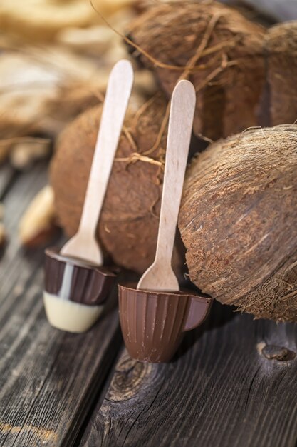 Chocolade met kokos op houten oppervlak