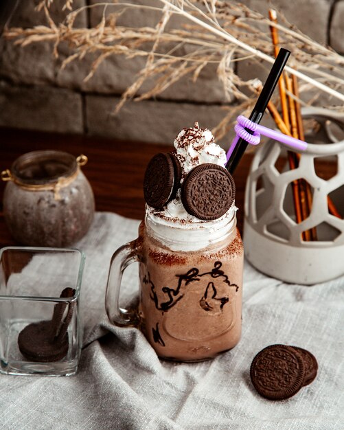 Chocolade milkshake crème oreo zijaanzicht