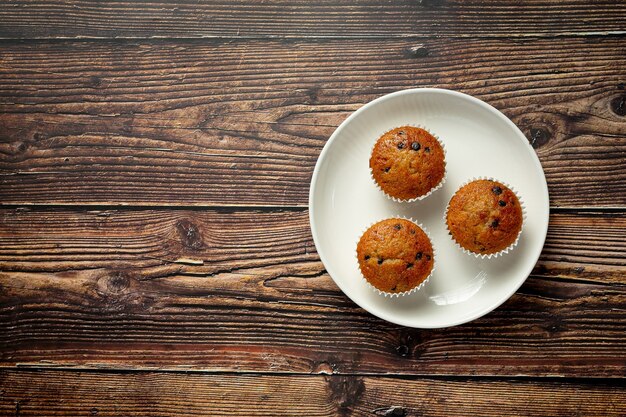 Chocolade muffins op ronde witte plaat