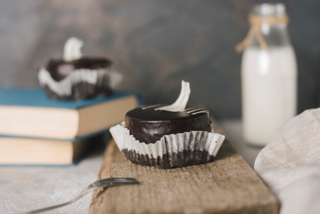 Chocolade om cake bij het dienen van houten raad