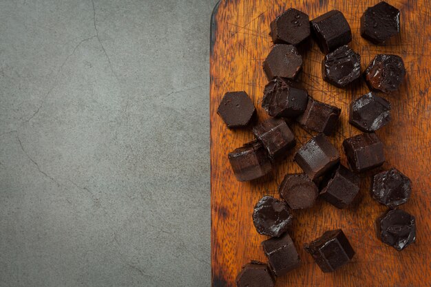 Chocolade op het donkere oppervlak. Wereldchocolade dag concept