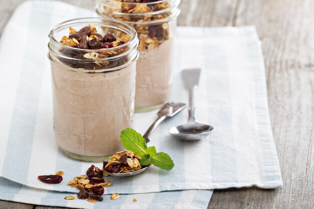 Chocolade smoothie met granola als ontbijt