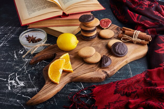 Chocoladebiscuitkoekjes met citroen en kaneel.