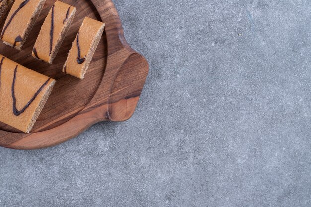 Chocoladebroodjescake op houten plaat
