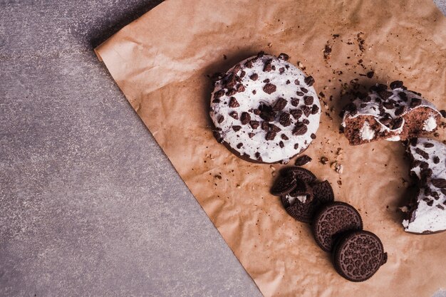 Chocoladecake en koekjes op banketbakkerijdocument