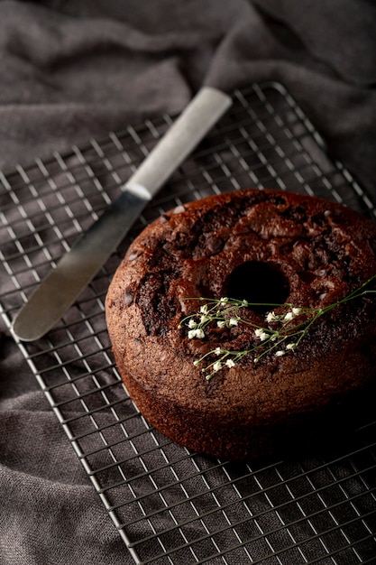 Gratis foto chocoladecake op een grijze achtergrond met een mes